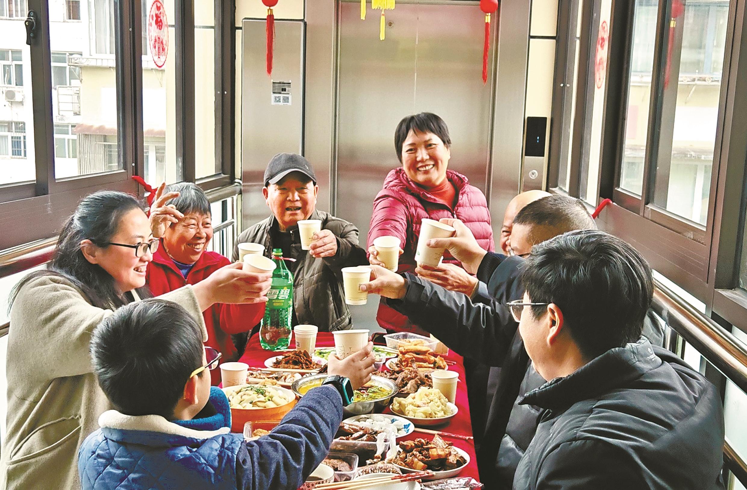 “空中”年夜饭，出梯就开席