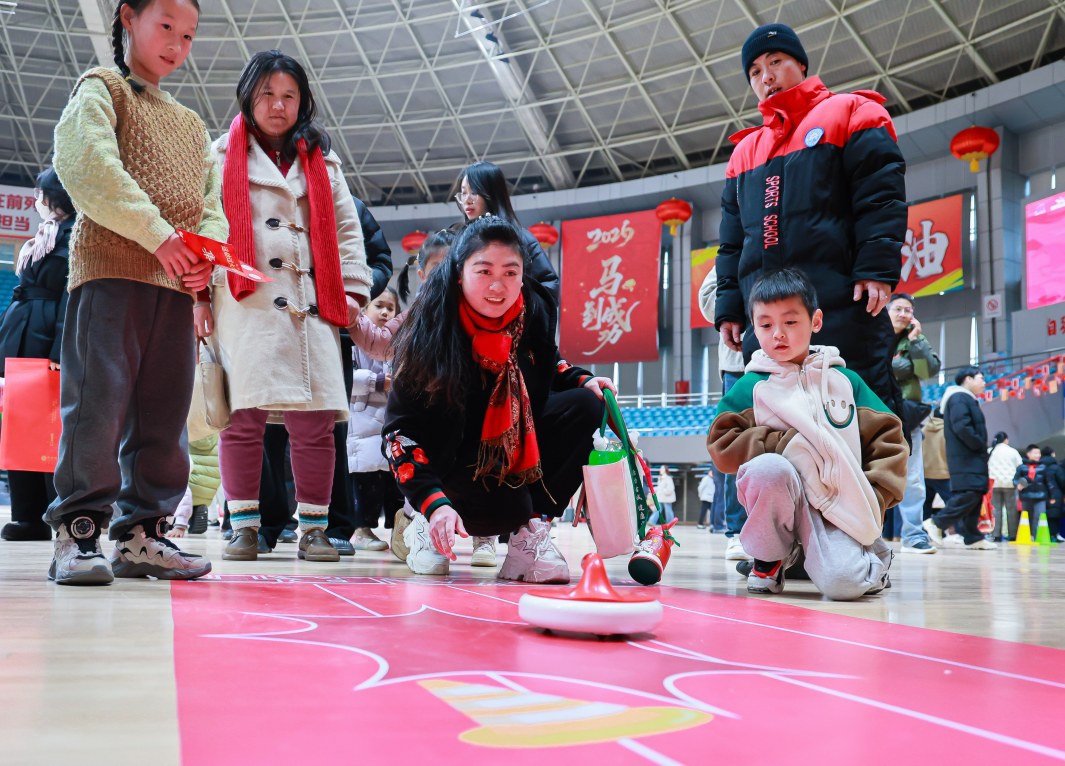 市民游客逛集市做游戏品民俗 多彩活动营造欢乐新春氛围