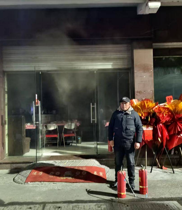 绍兴安昌一饭店发生火情，危急时刻他出现将火扑灭…