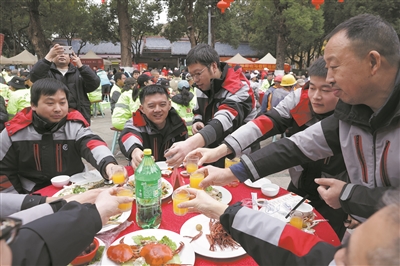 “娘家年夜饭”，让奔波的身影“团圆”  我市举办“驿站是我家 温馨过大年”户外劳