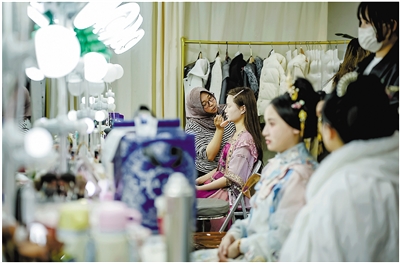 西湖边这座写字楼，进出全是穿汉服的姑娘 汉服旅拍游客“在杭州出片”的第一站