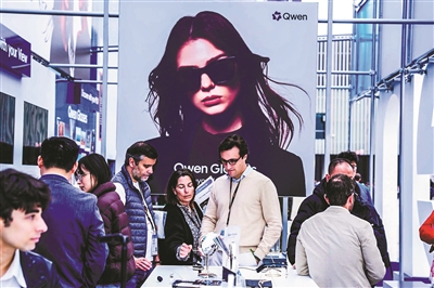 月底可以戴着眼镜点外卖了 千问AI眼镜真机8日发售