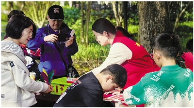 西湖边百张全家福定格“温暖”与“青春