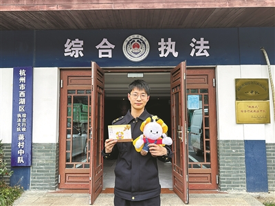 杭州街头“集体暂停” 这一幕全网点赞！这是一场爱的接力