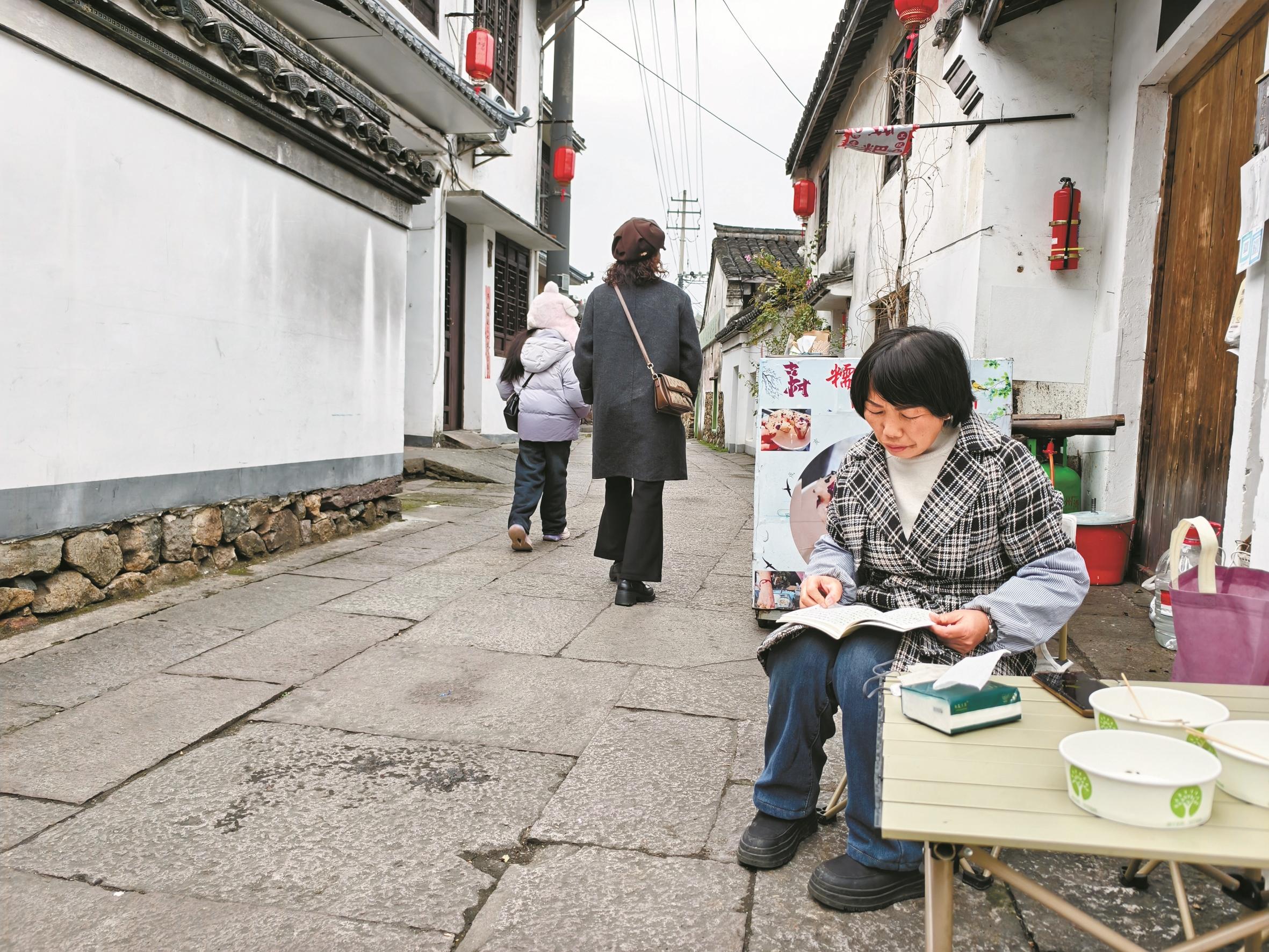 穿过半生风雨，把苦难、平凡酿成诗意 卖梅花糕的女摊主写了两千