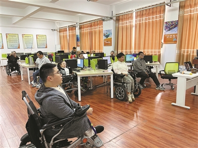 一边是传统岗位面临挑战 一边是搭上风口信心满满 AI时代 残疾人的就业新机在哪 