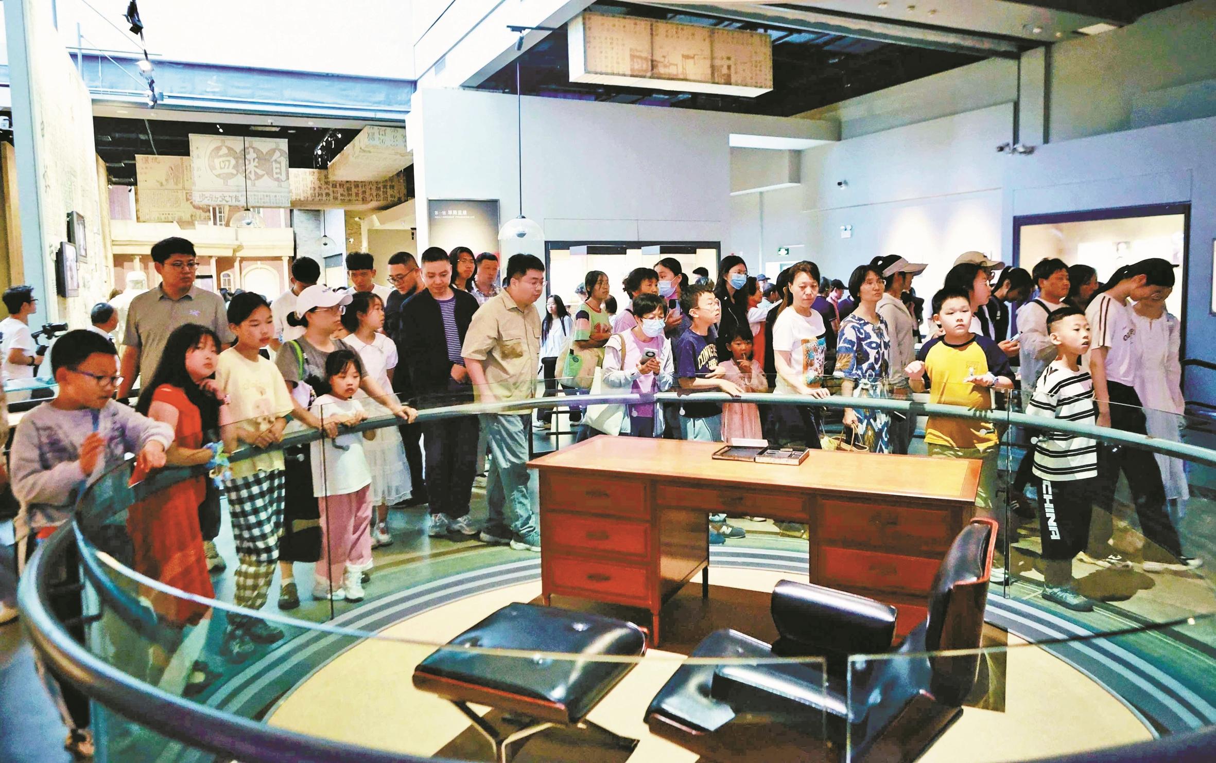 “一日馆长”带路 让世界读懂“宁波帮”