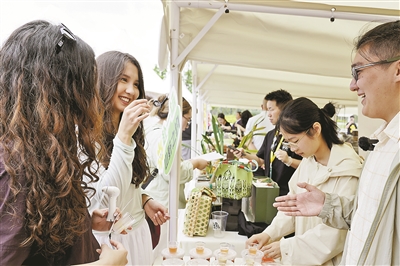 “青春味”引爆茶博会！ 龙坞新茶饮出圈，中外茶客共品潮趣茶香