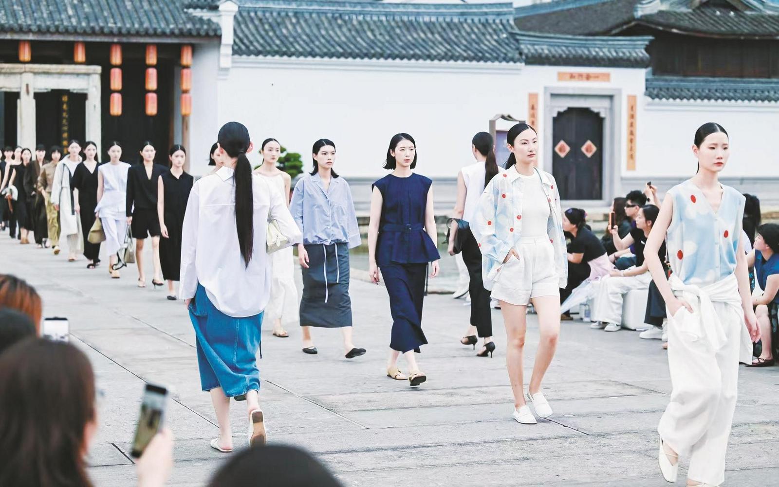 青石板路变秀场T台  阳明故里试水破圈路径