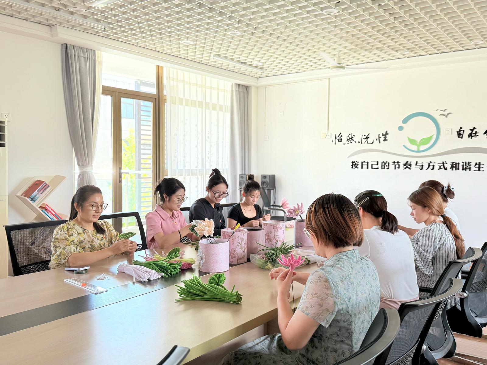 巧手“扭”出清廉花