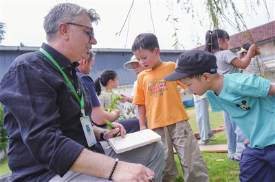 外国学者组团 体验“安吉游戏”