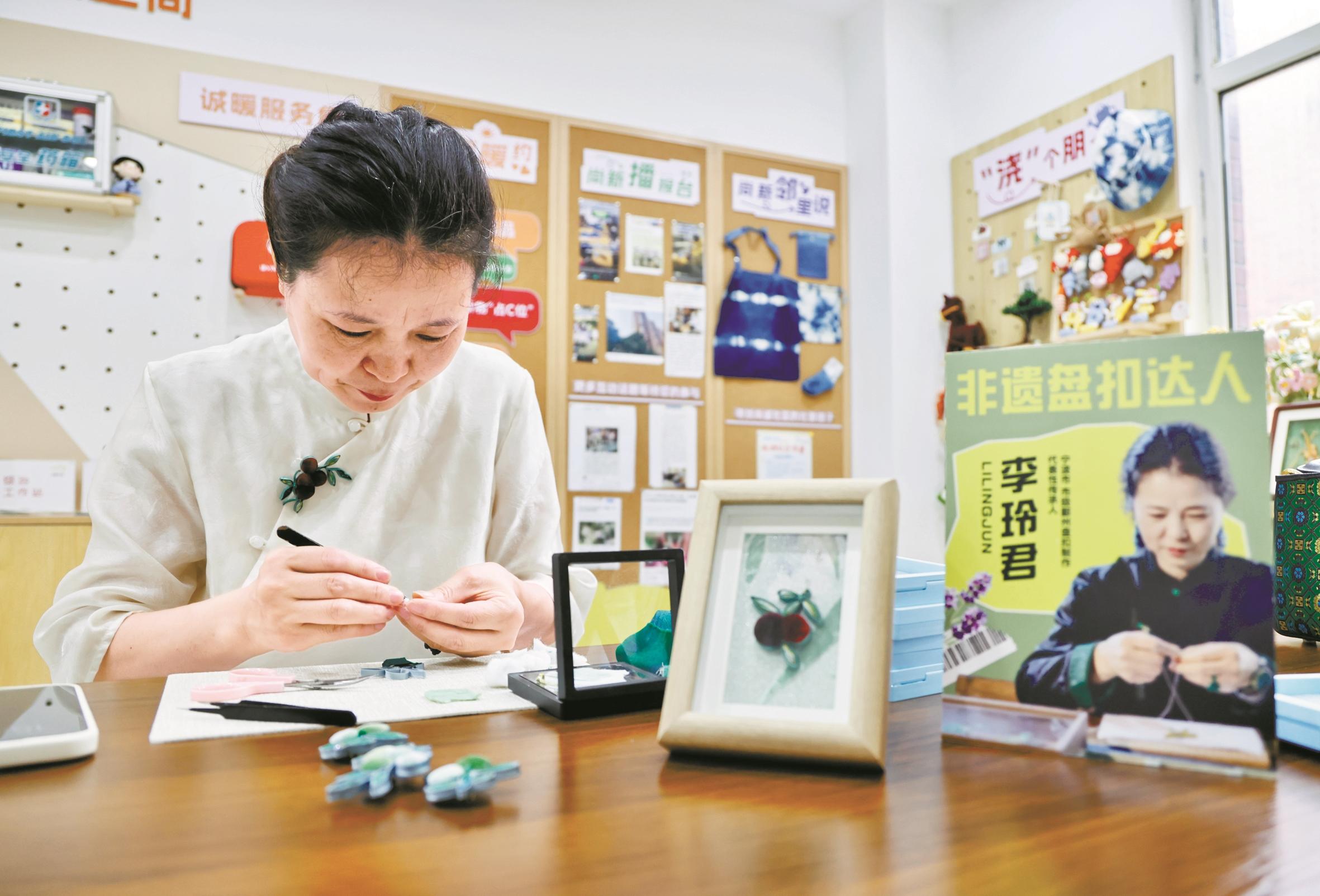 把“杨梅”戴身上 “宝藏阿姨”巧手做盘扣