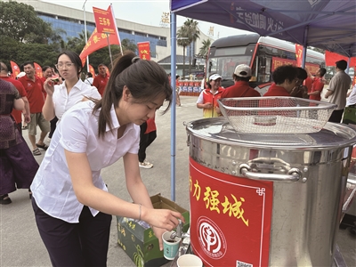 一杯伏茶送清凉  第九届温州慈善义工酷暑送伏茶活动启动