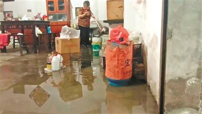 樟潭路5户居民的积水之困