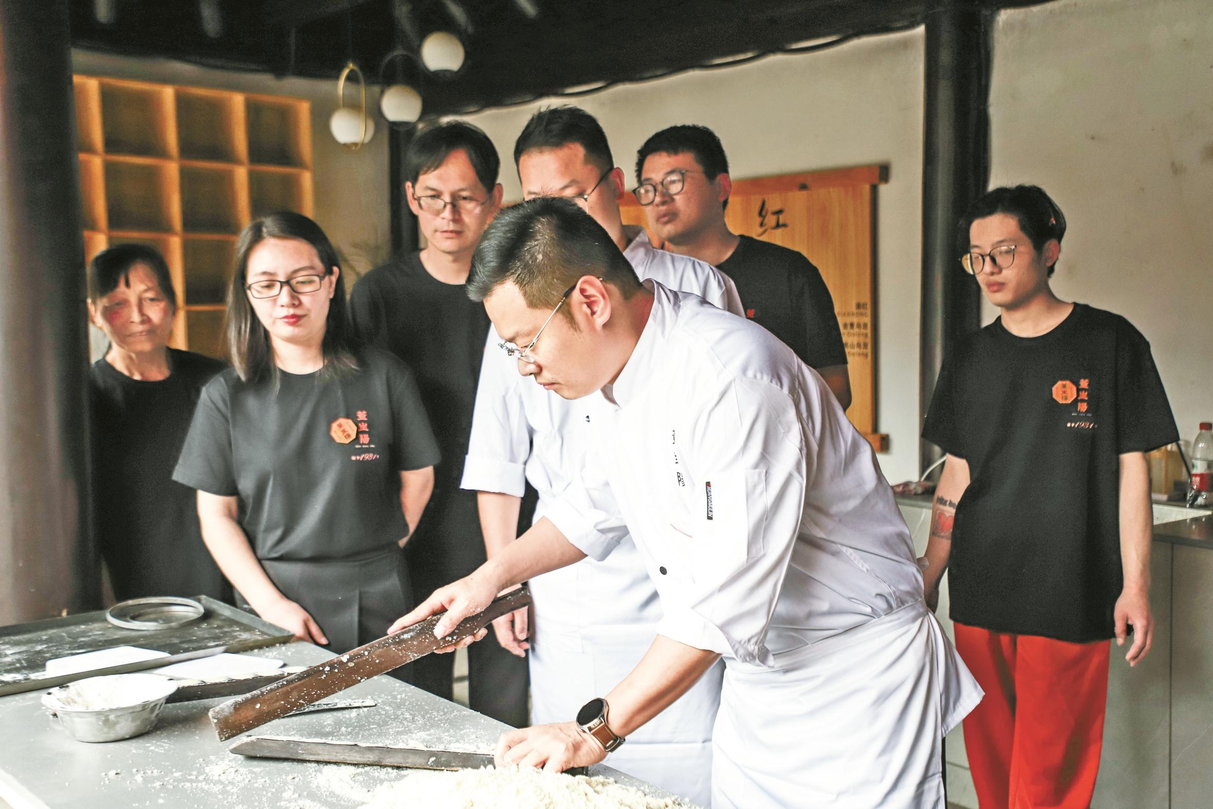 352家个体工商户销售总额逾10亿元  镇海“大企帮小店”破解手艺传承发展难题