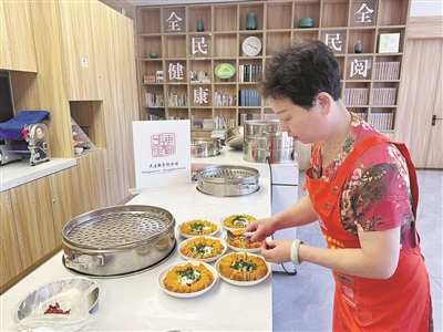 “像，就是这个味道！” 一口南瓜蒸肉饼背后的邻里守望