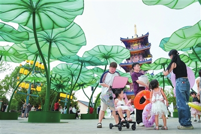 巨型“荷叶”引客来