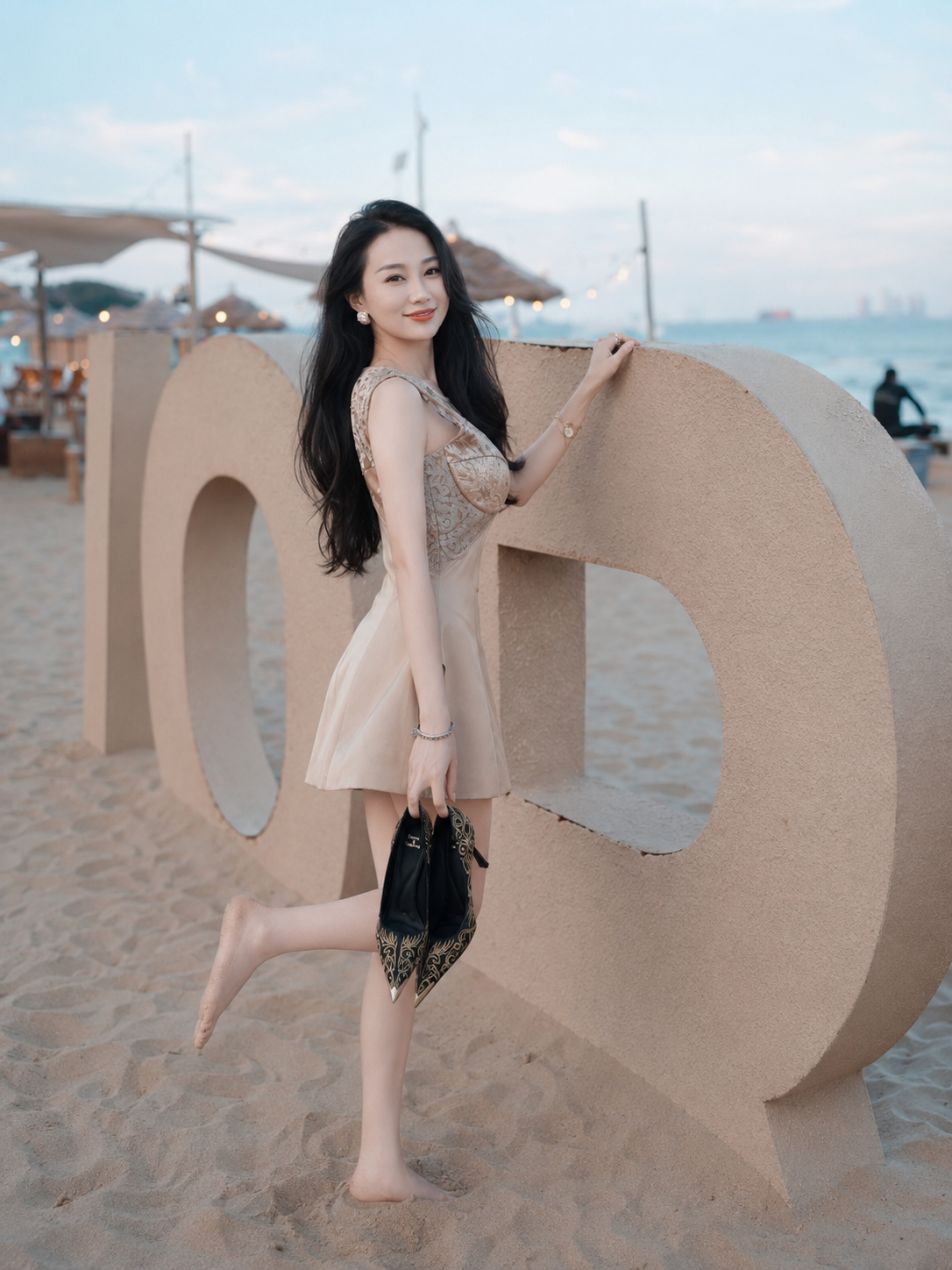 香槟色连体裙气质型美女在落日海边