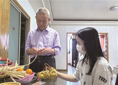 爷爷的竹篾，孙女的“新款”  高中女孩把爷爷做了一辈子的竹编